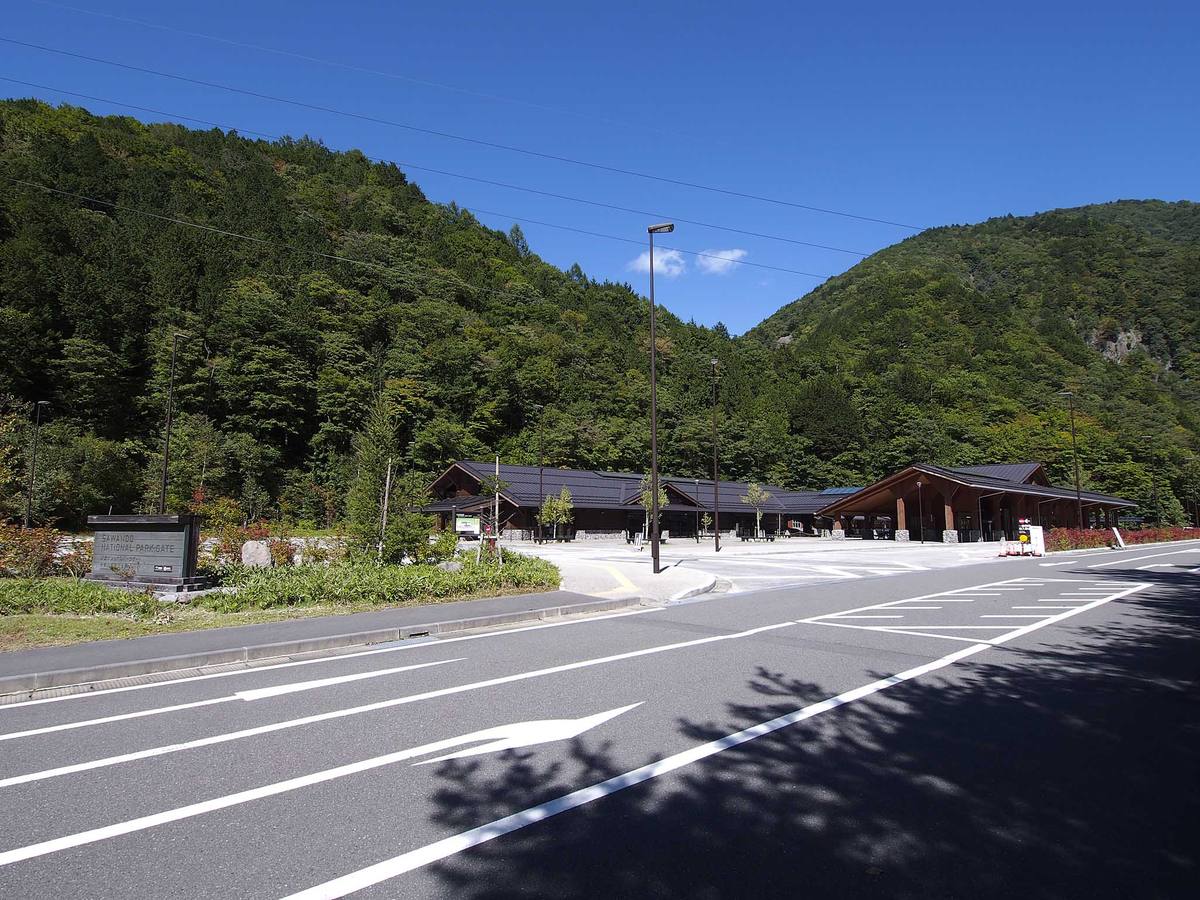 沢渡ナショナルパークゲート的木造建築群，兼具觀光案內所與上高地接駁巴士轉運機能