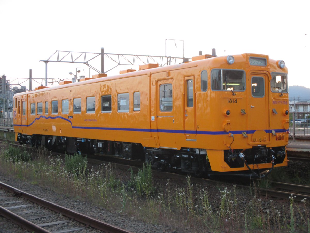 停在上磯站旁軌道上的道南いさりび鐵道キハ40形柴油車:單節橘黃色車身、藍色波浪腰帶,車頭上方顯示「ワンマン」