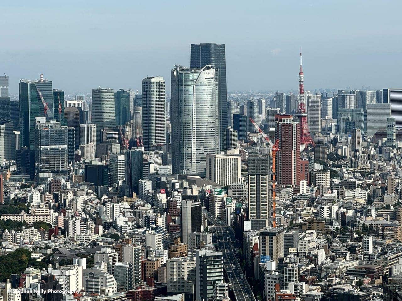 從澀谷 Sky 望向東京鐵塔與周邊摩天樓的天際線