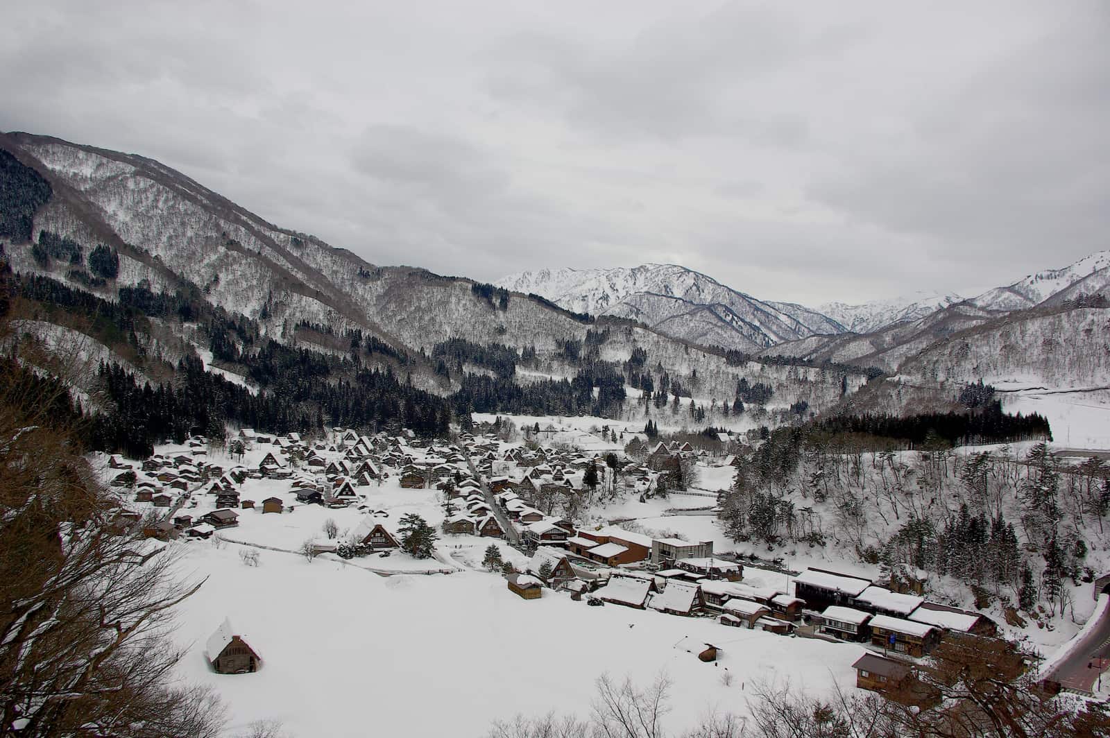 白川郷城山天守展望台俯瞰雪中合掌造聚落,冬季經典明信片構圖