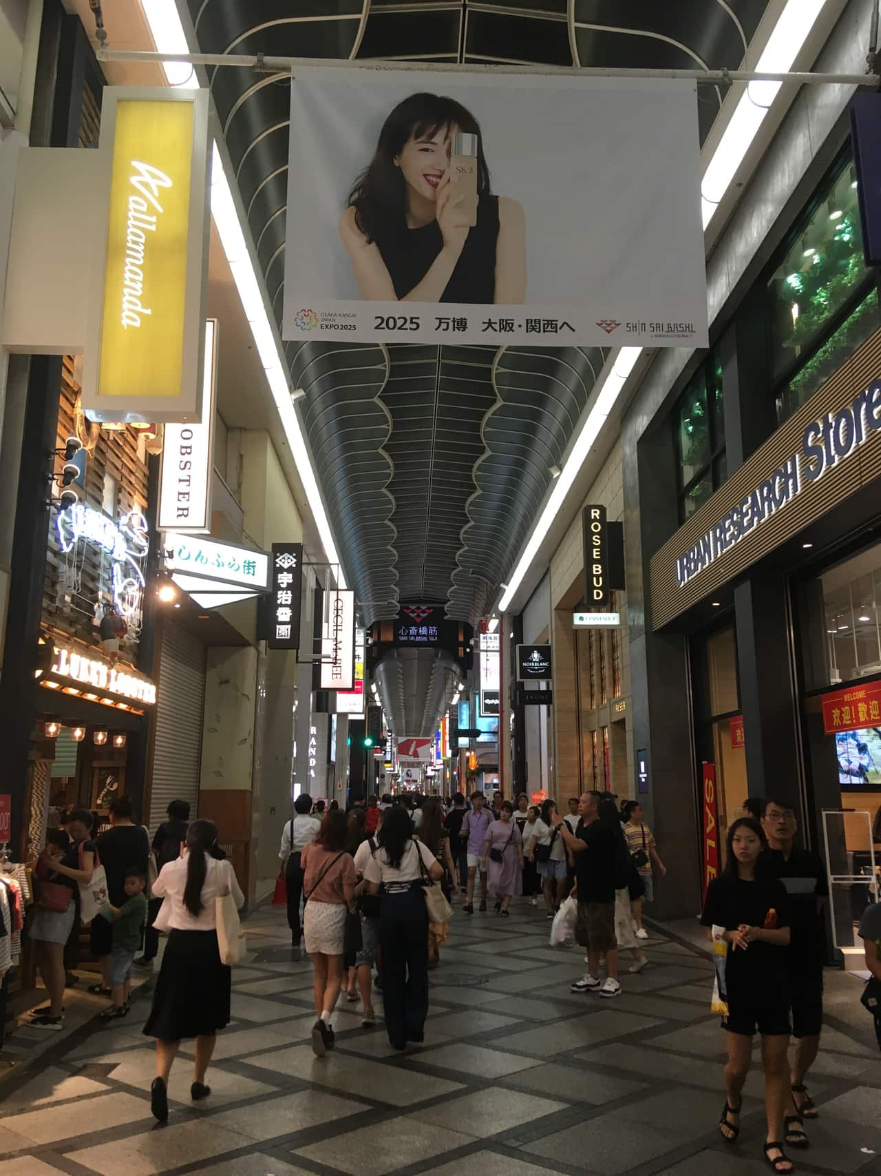 大阪心齋橋商店街的購物人潮與店家招牌