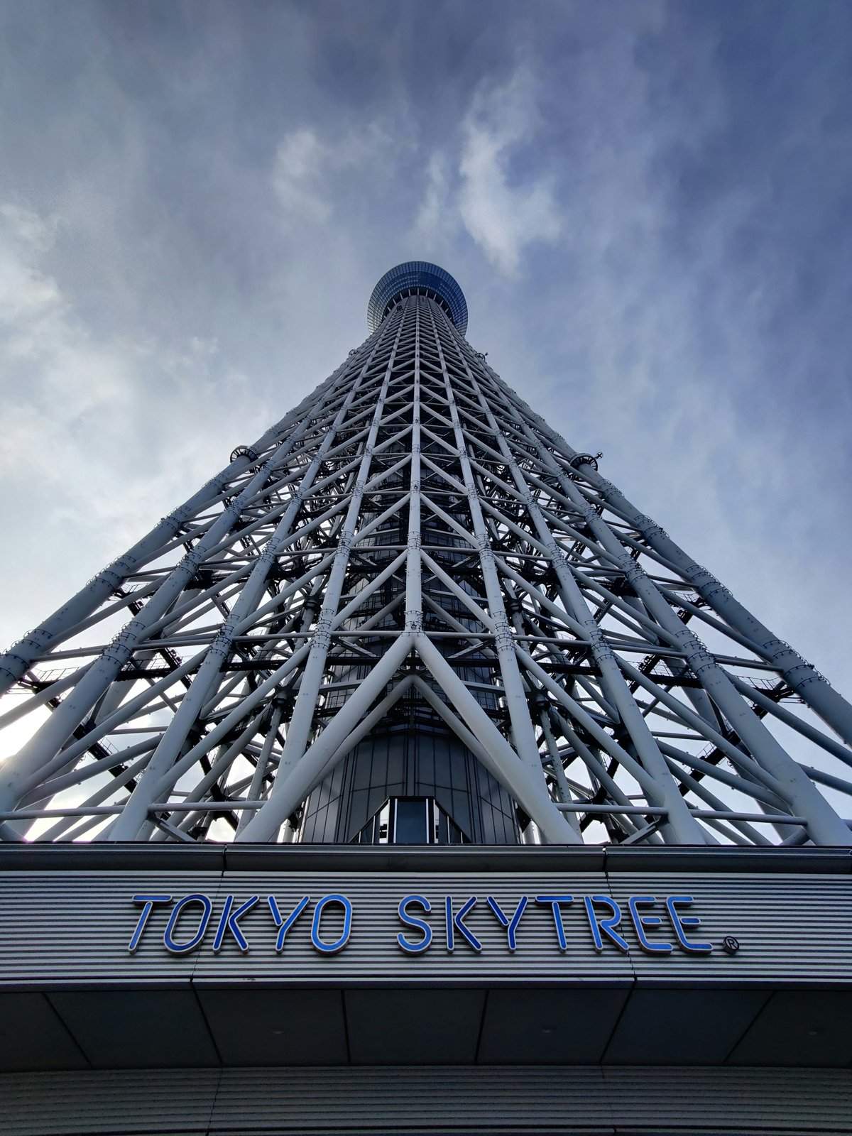 東京晴空塔塔尖穿出雲層,展望台下方為流動雲海