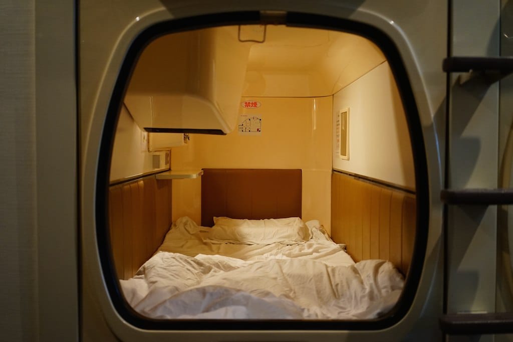 東京一間膠囊旅館的單人膠囊床位,獨旅者最省錢的市中心住宿選擇