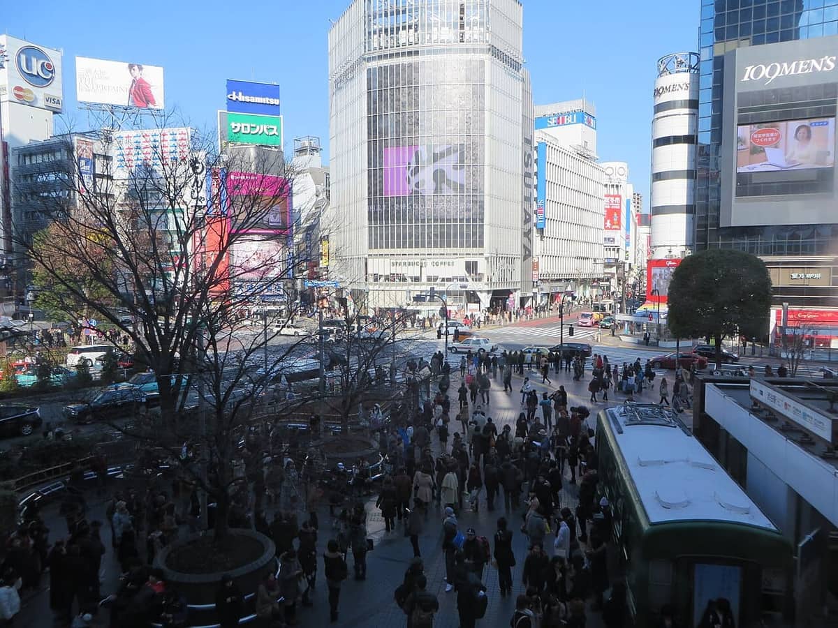 澀谷十字路口的人潮中,一名旅人獨自站在斑馬線上,象徵日本適合一個人旅行