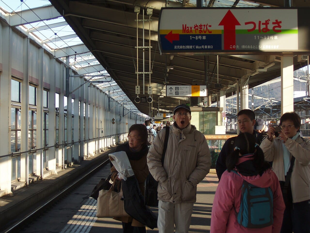 日本新幹線月台上獨自等車的旅客,清楚的標示與準點系統讓一個人旅行不易迷路