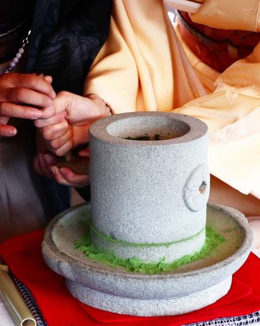 雙手轉動石臼研磨抹茶,綠色粉末緩緩堆出