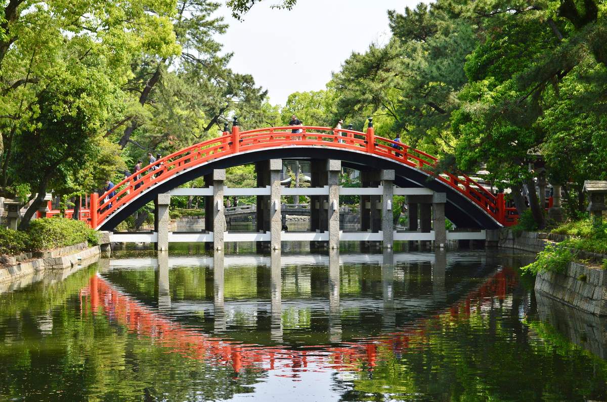 住吉大社的太鼓橋(反橋),陡峭的朱紅色拱橋橫跨池面