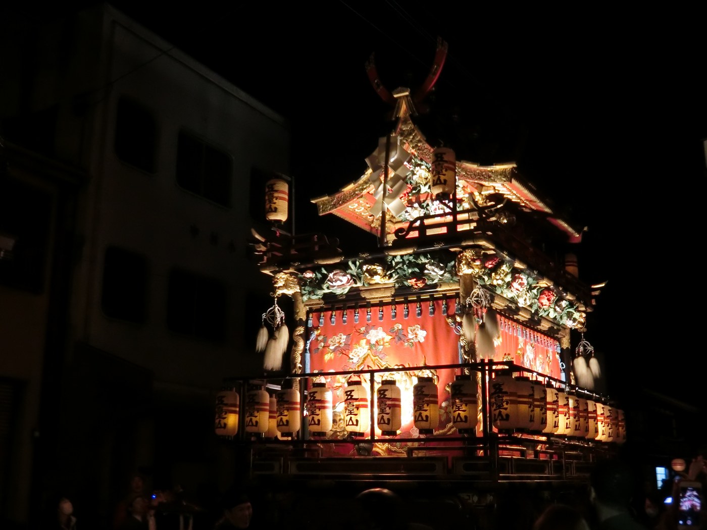夜間點燈的高山祭屋台,四層提灯環繞屋台四周在黑暗中發光