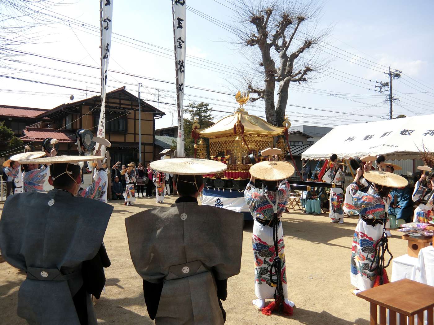 高山祭御巡幸行列中的闘鶏楽,身著裃的打手戴斗笠、手持金色摺鉦排成行列