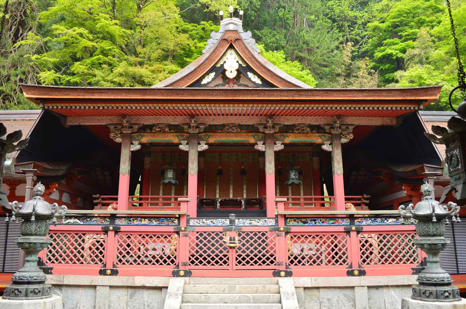 談山神社本殿正面,朱紅色殿宇與精緻的建築細節