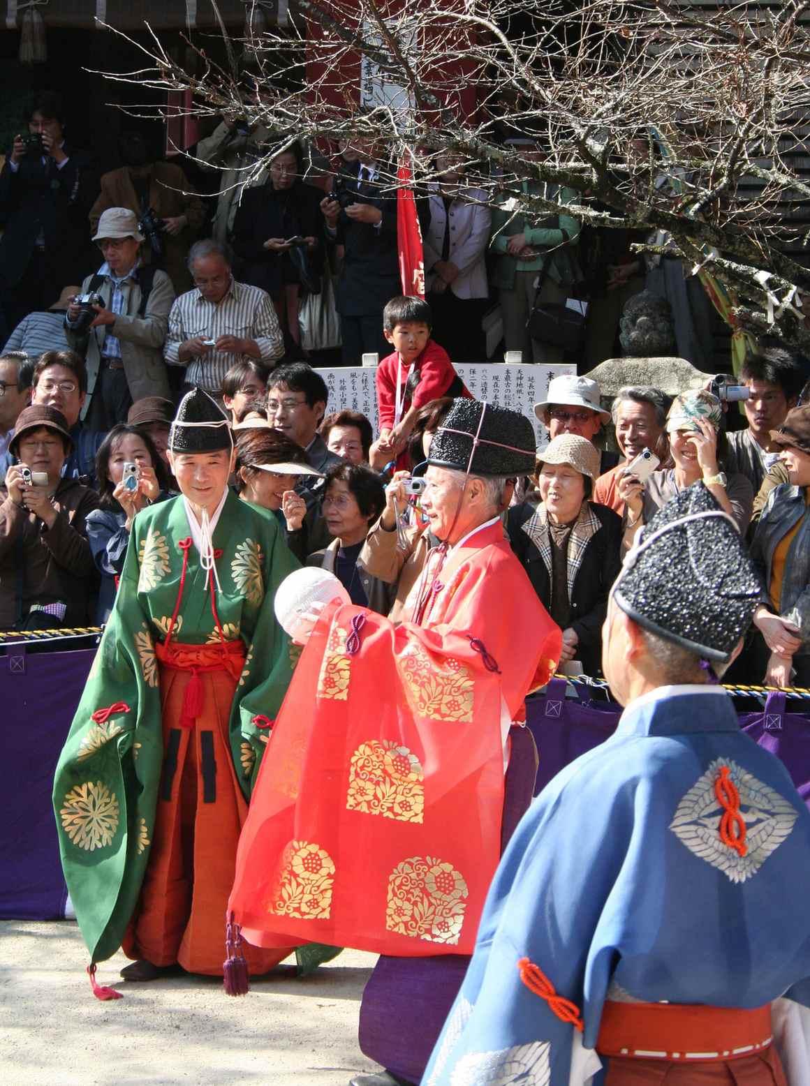 談山神社けまり祭(蹴鞠祭),身著平安時代裝束的參加者在本殿前踢鞠