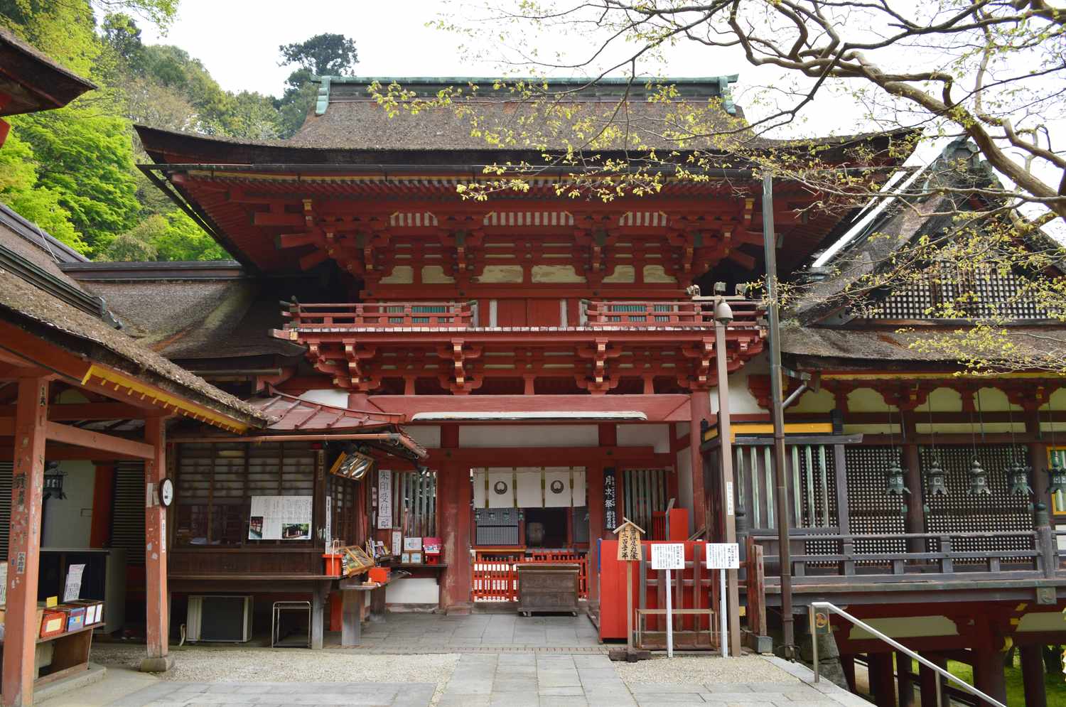 談山神社樓門與朱紅色殿宇,座落在多武峰的山林之間