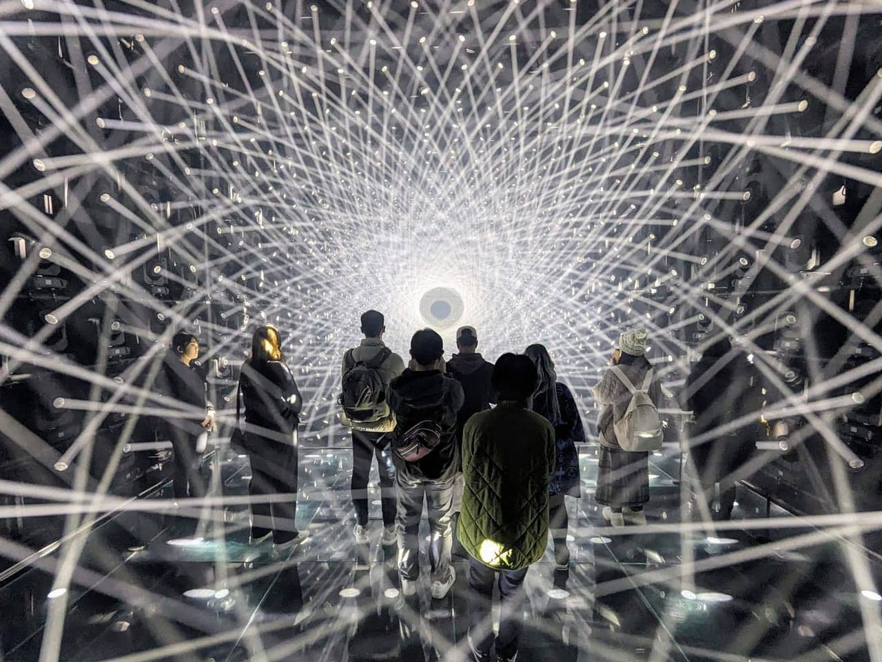 teamLab Borderless 麻布台之丘館內,光影沿著牆面與走廊流動的無邊界展間