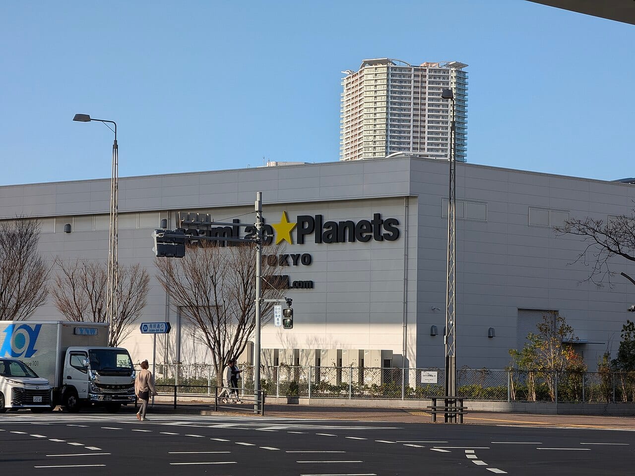 teamLab Planets TOKYO 豐洲館外觀,建築外牆掛著 teamLab Planets 招牌