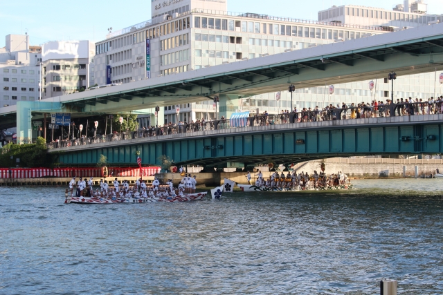 天神祭船渡御 100 艘船陣航行大川,背景大阪夜景與奉納花火