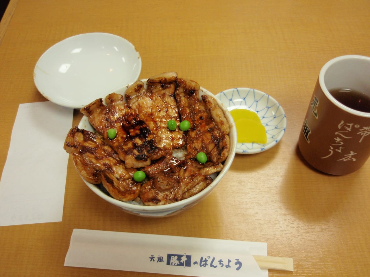 帶廣名物炭火豚丼,烤豬肉鋪在白飯上淋甜鹹醬汁