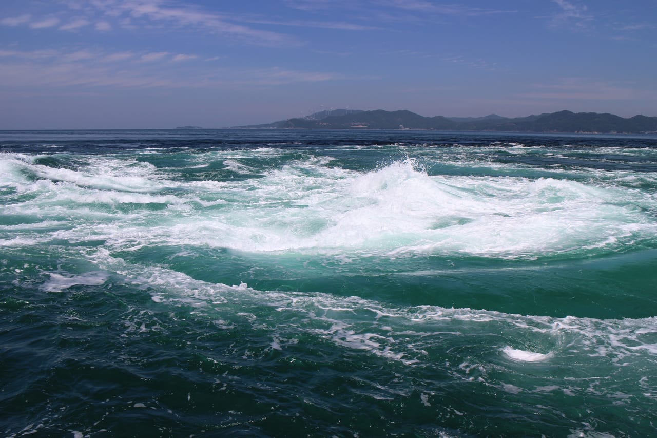 鳴門海峽大潮時海面捲出的大型渦潮漩渦
