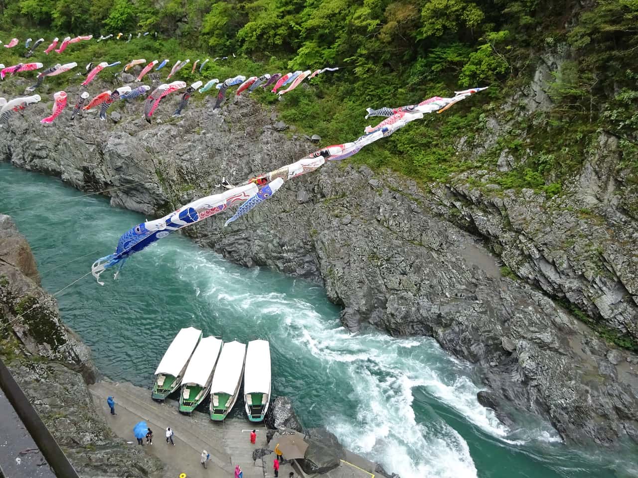 大步危峽吉野川上的觀光遊覽船與兩岸結晶片岩巨壁