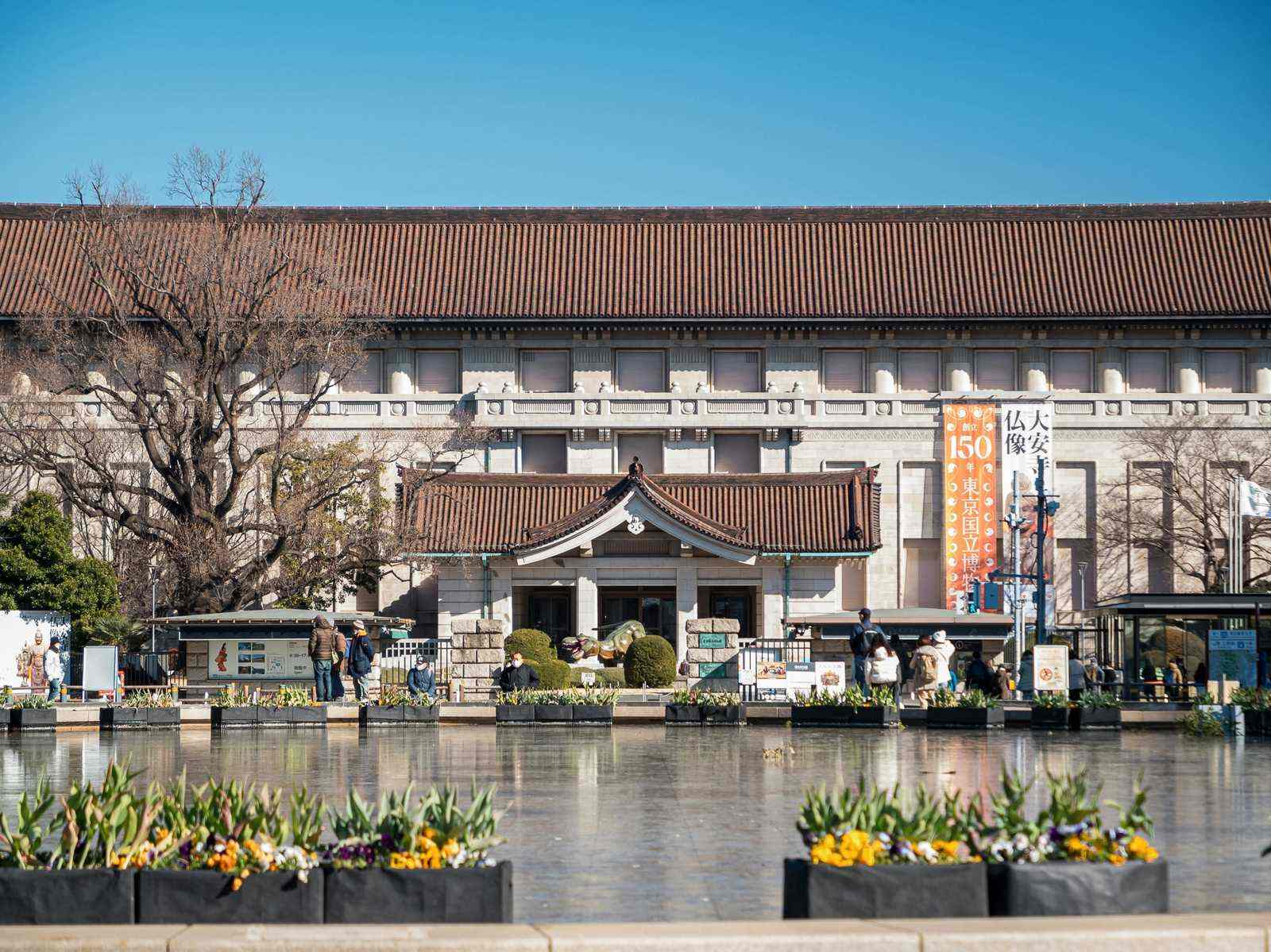 東京國立博物館本館的紅磚與瓦屋頂建築,上野公園內的古典和洋風建築