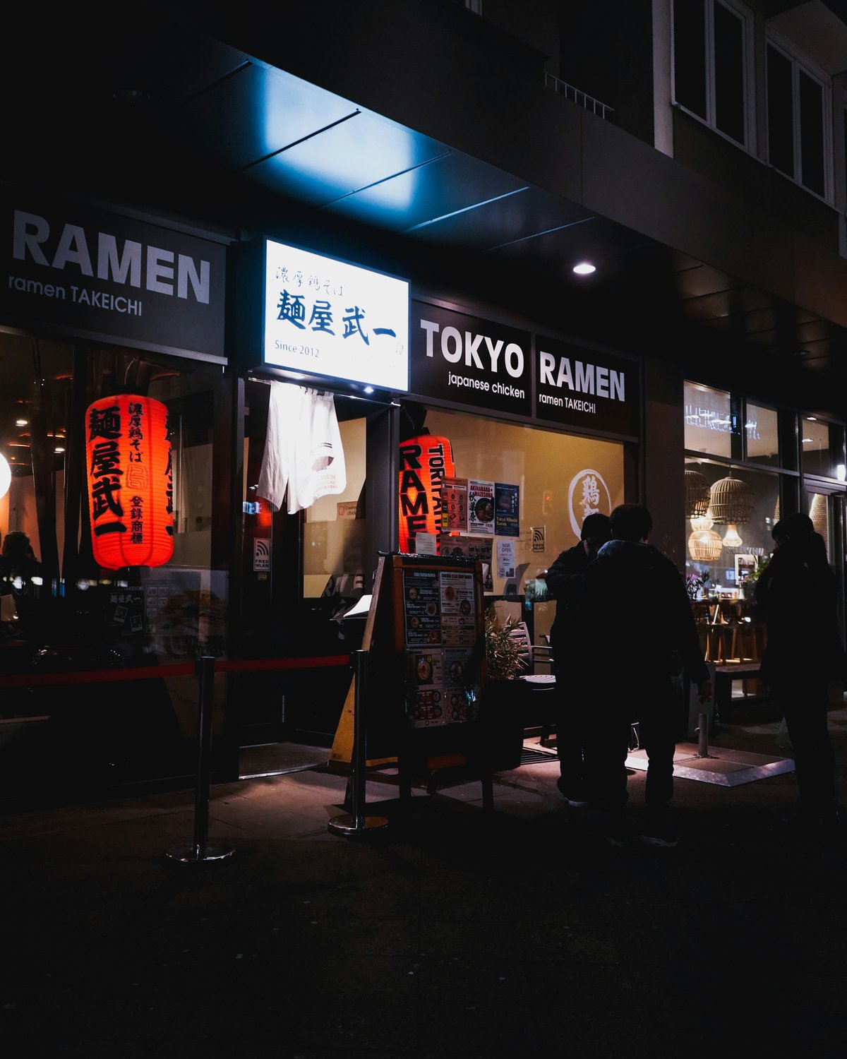東京車站一番街的拉麵街,多家排隊拉麵店連成一排