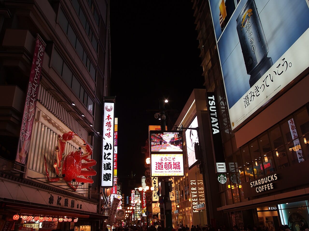 大阪道頓堀夜景的霓虹招牌與固力果跑跑人看板