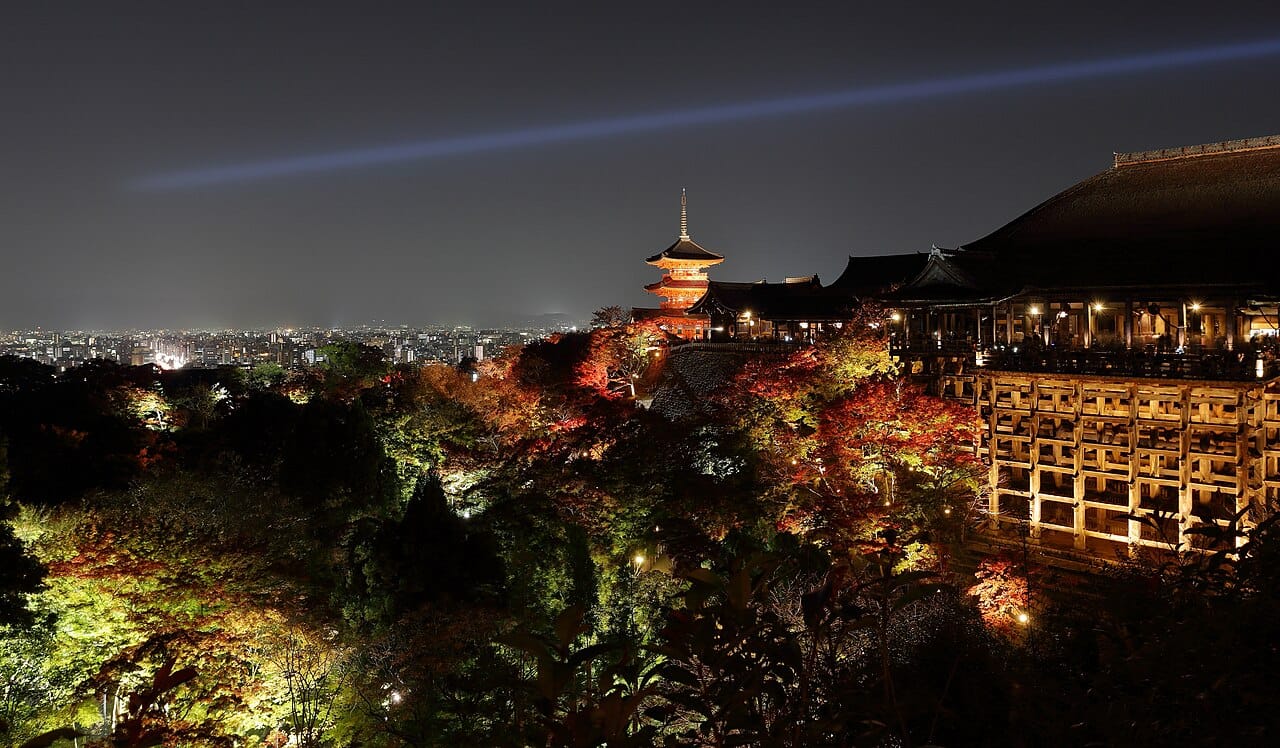 京都清水寺本堂木造舞台立於山崖,被綠意環繞