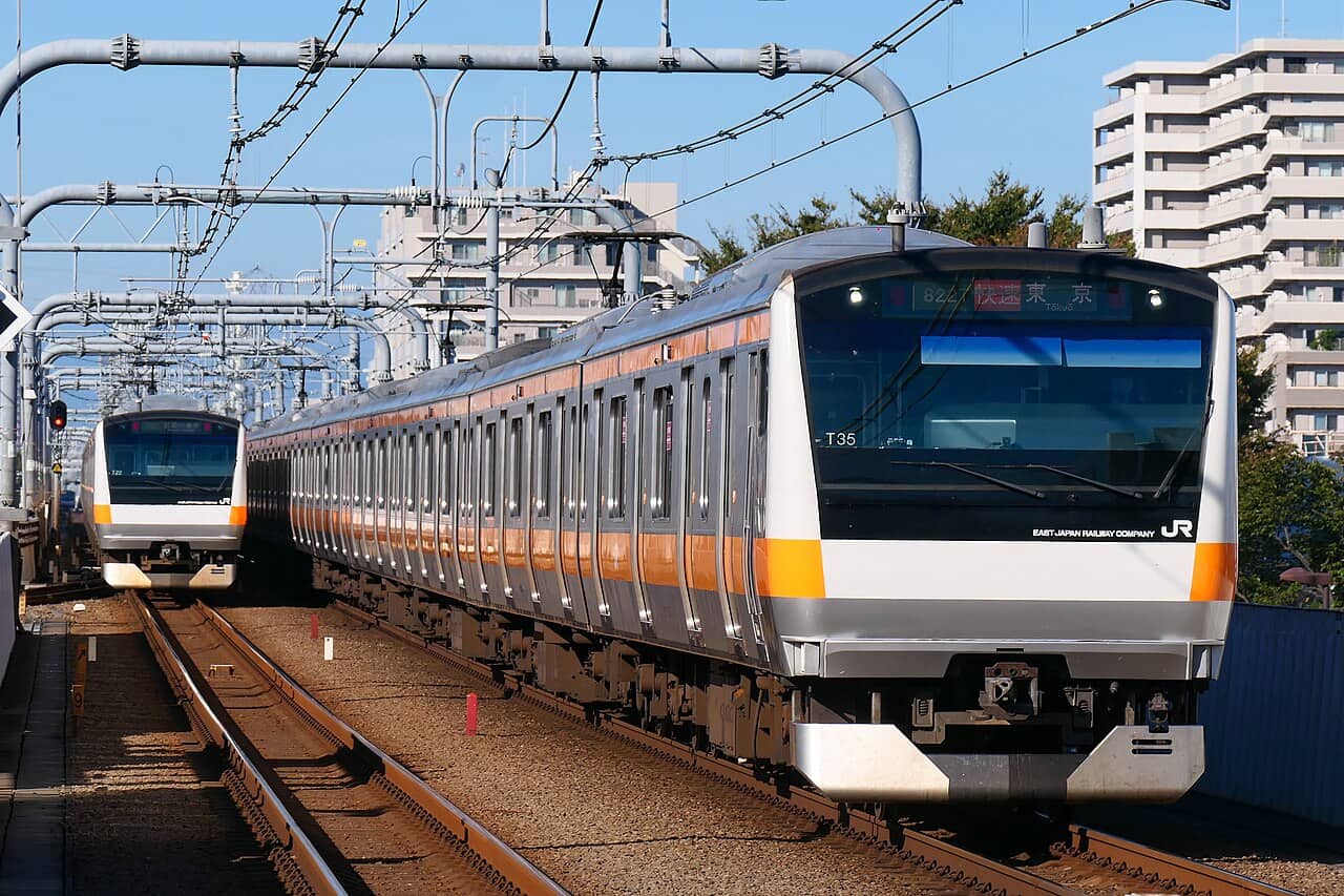 JR 中央線快速 E233 系橘色車身列車:橫貫東京東西的主幹線,連接新宿與東京站
