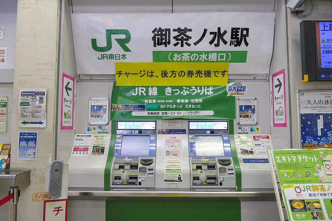 JR 車站自動改札閘門:IC 卡進站出站各嗶一次,系統自動算好跨公司車資