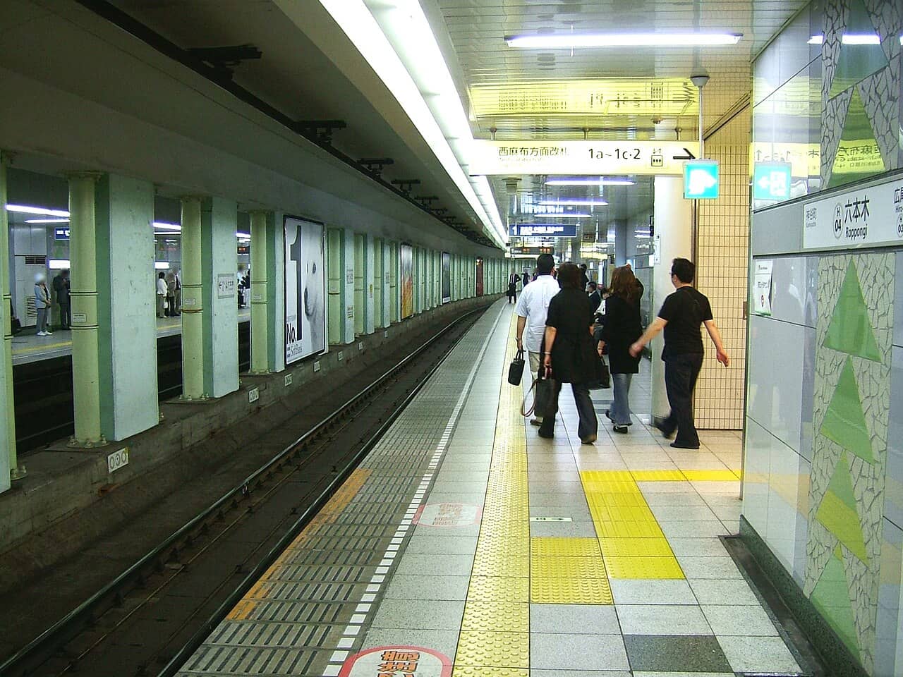 東京 Metro 六本木站月台與列車:市中心地下鐵覆蓋最密、深入 JR 到不了的巷弄景點