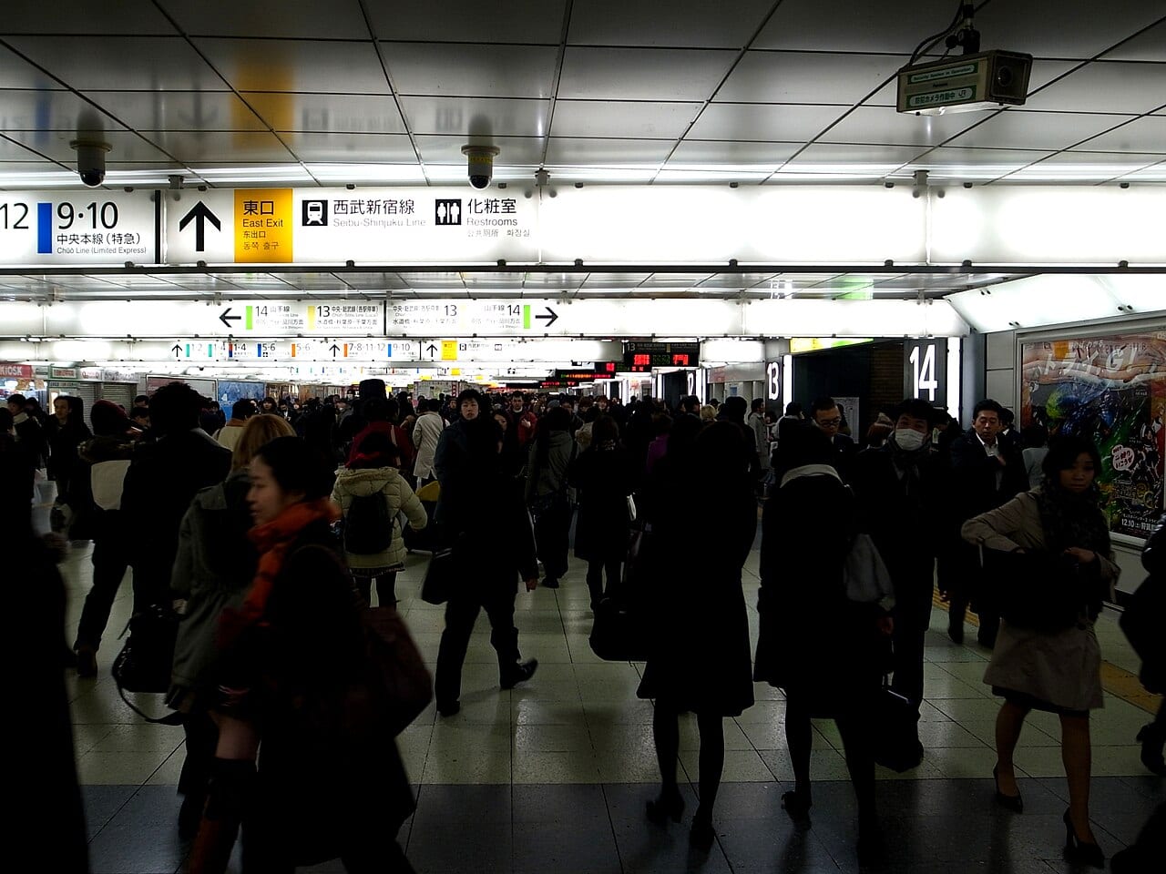 新宿車站大廳人潮:東京最繁忙的轉乘樞紐,跟著 Google 地圖指示走出口就不會迷路