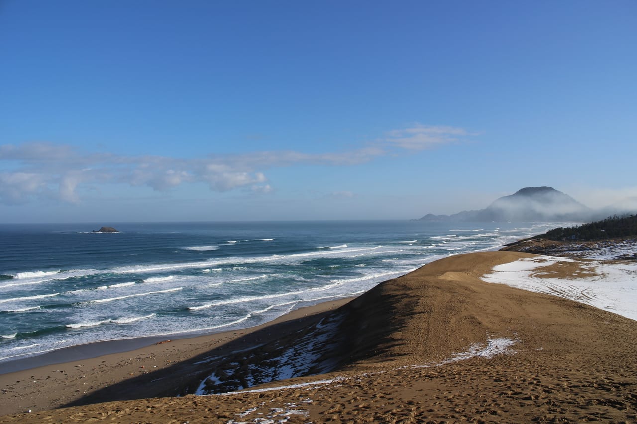 鳥取砂丘的砂丘列與日本海海岸線,遠處可見海岬