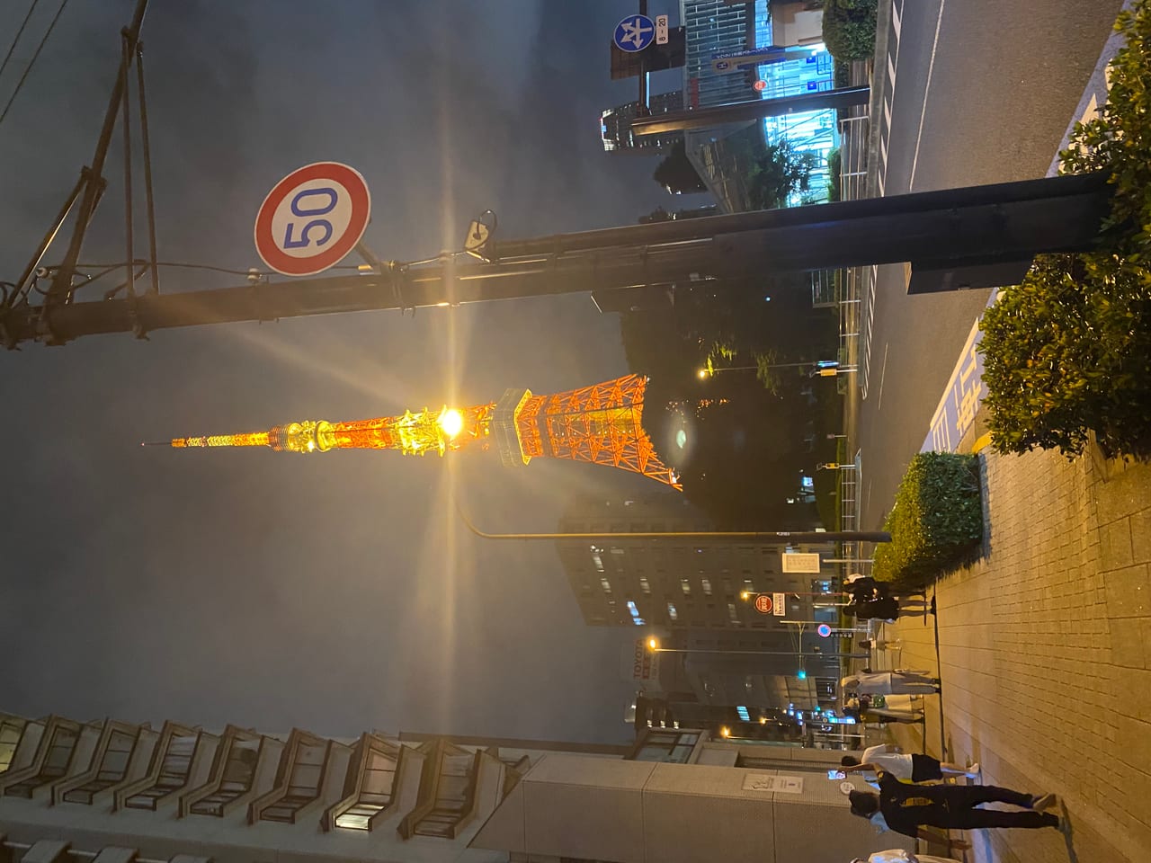 夜晚點燈的東京鐵塔,紅白相間的鋼骨地標
