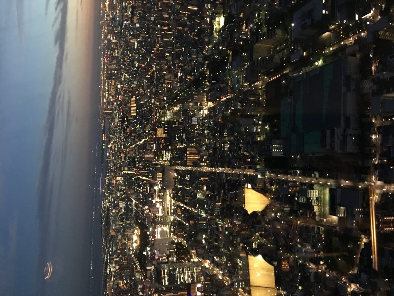 從東京晴空塔展望台俯瞰的東京市區夜景燈海