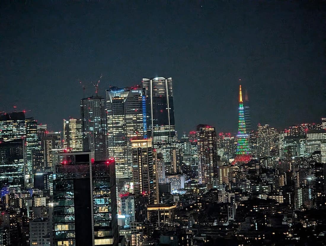 東京鐵塔入夜後紅橙點燈,是東京最具代表性的夜景地標