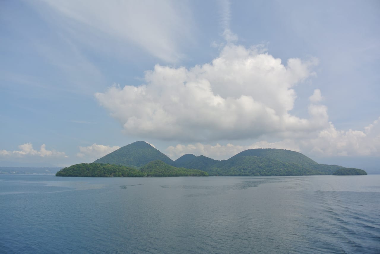 洞爺湖破火山口湖的開闊湖景,湖中可見中島群島