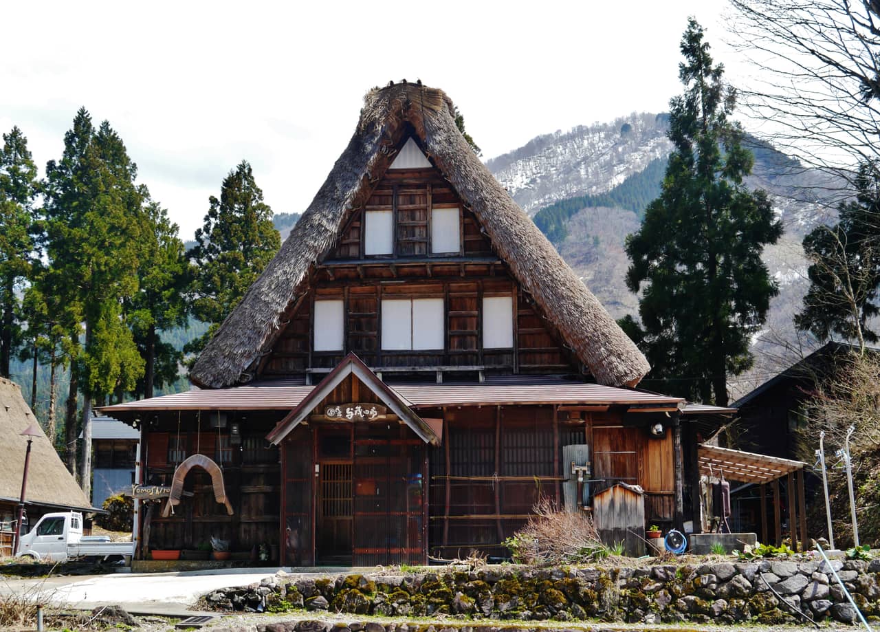 五箇山相倉合掌造里集落,陡峭茅草屋頂的老屋散落在山谷間
