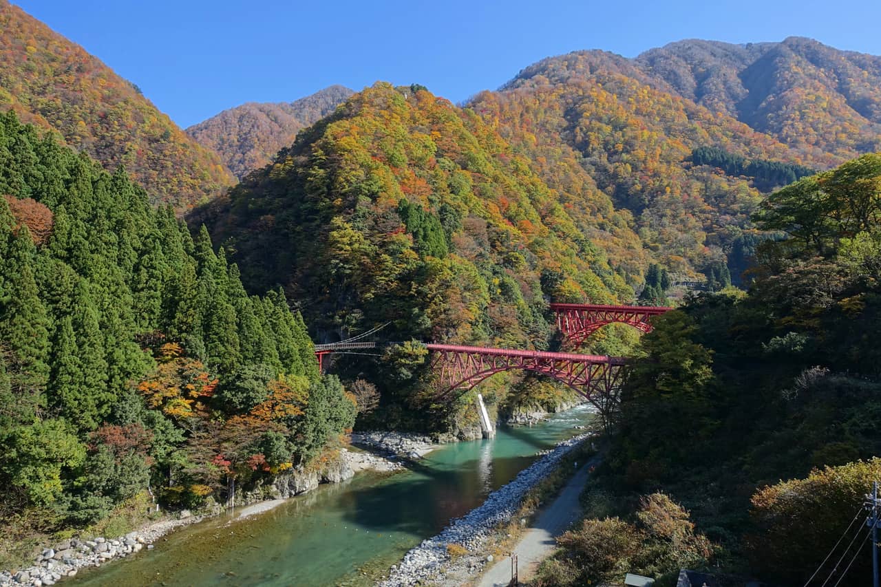 黑部峽谷的紅色拱橋橫跨翡翠色的黑部川溪谷