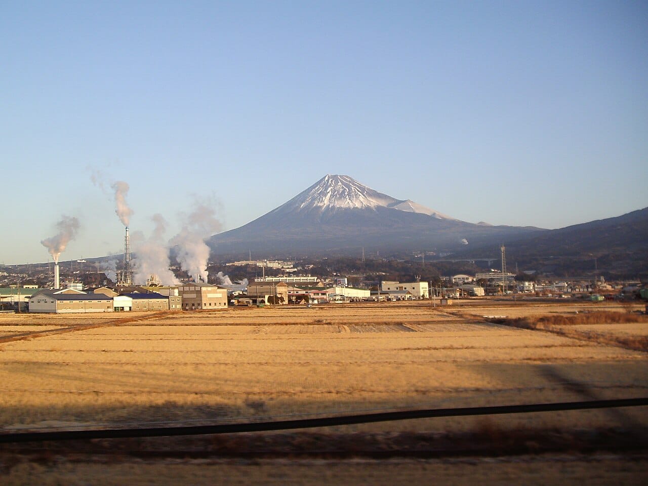 從東海道新幹線車窗看出去的富士山:搭新幹線才有的沿途風景優勢