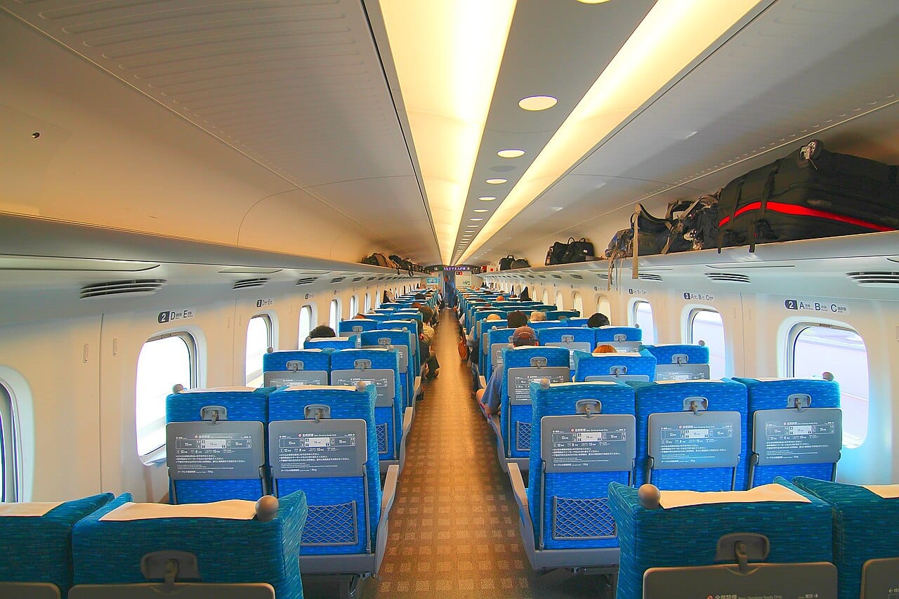 新幹線車廂內部,寬敞座椅與大窗:搭火車的舒適度與行李自由是飛機難比的