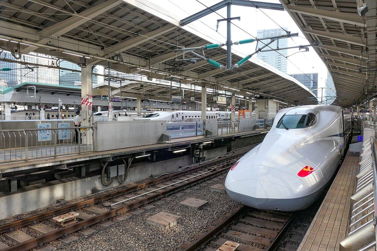 東京站新幹線月台,N700 系列車停靠:新幹線車站位於市中心、無需安檢報到