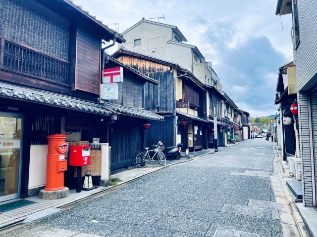 宇治車站到平等院之間的茶屋街,兩側暖簾並排