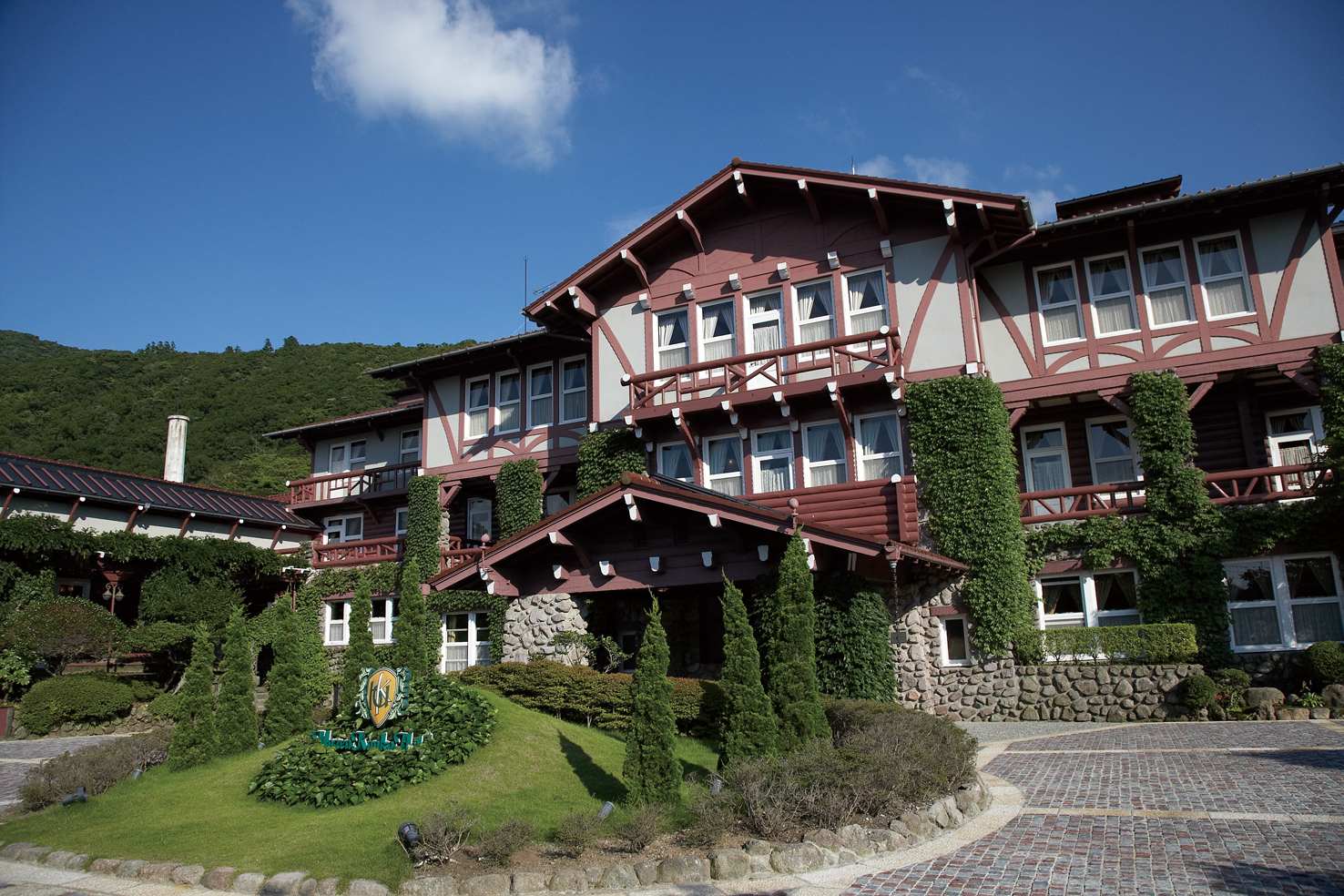 雲仙観光ホテル的外觀,1935 年落成的阿爾卑斯山小屋風木造建築