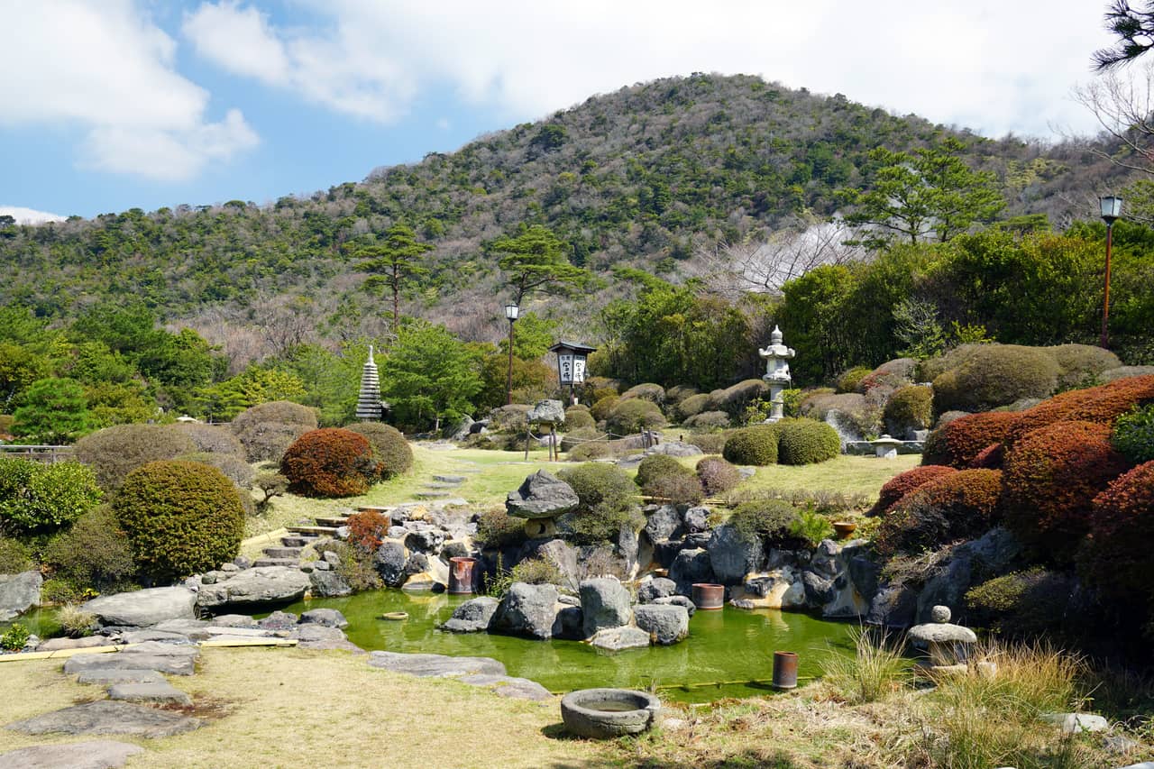 雲仙溫泉街被白色硫磺蒸氣籠罩,地熱與溫泉旅館交織的溫泉鄉景色