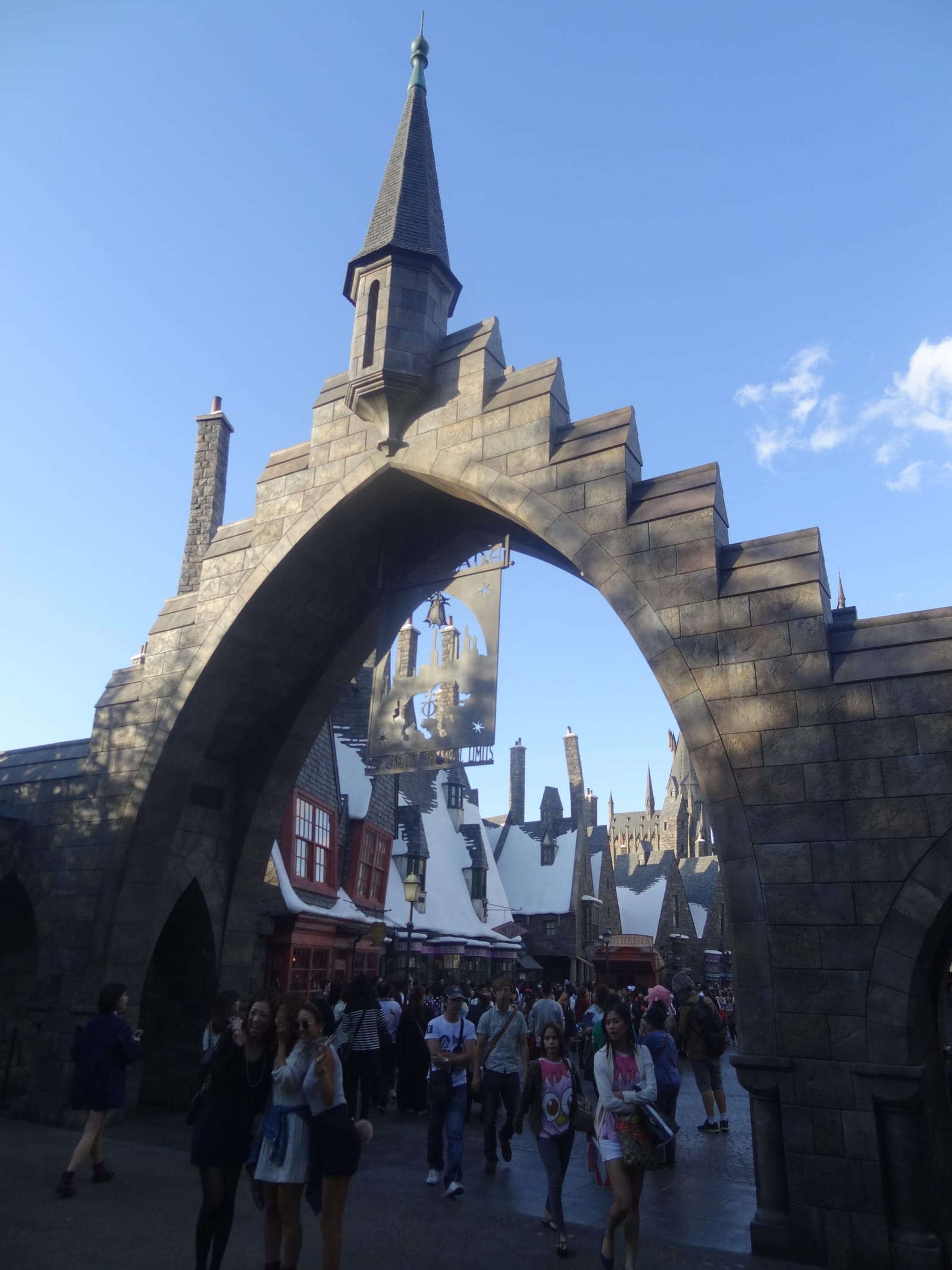 USJ 哈利波特魔法世界活米村入口拱門,遠方為霍格華茲城堡