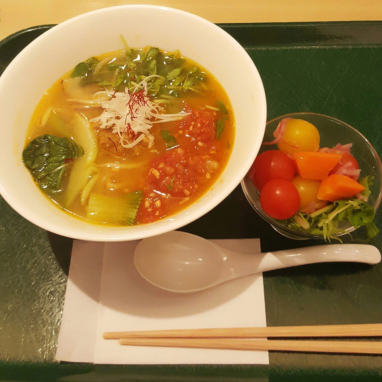 東京車站 T's Tantan 的純素擔擔麵,胡麻湯頭佐蔬菜配料