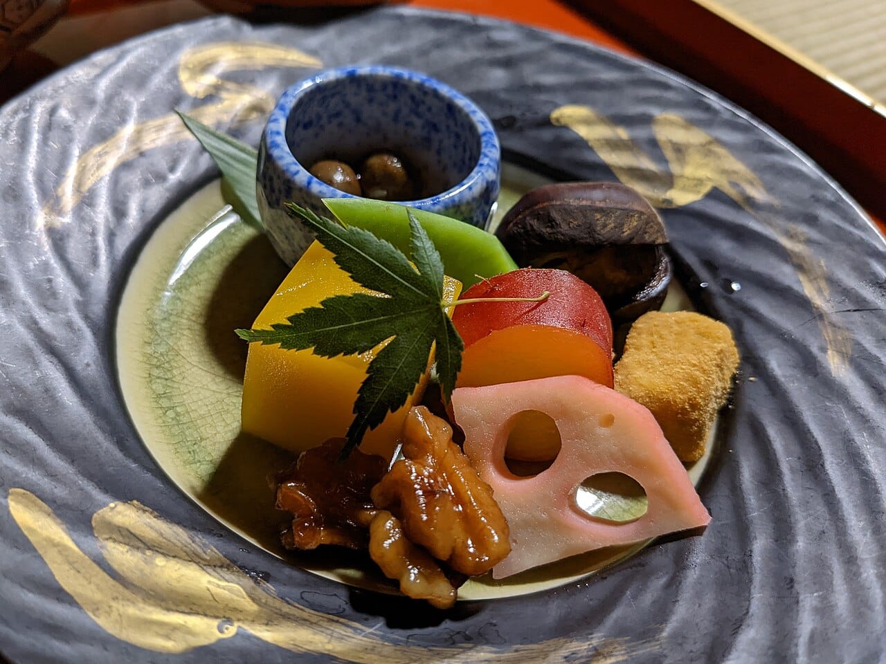 高野山福智院的精進料理前菜,豆腐、山菜與季節蔬菜的多碟擺盤