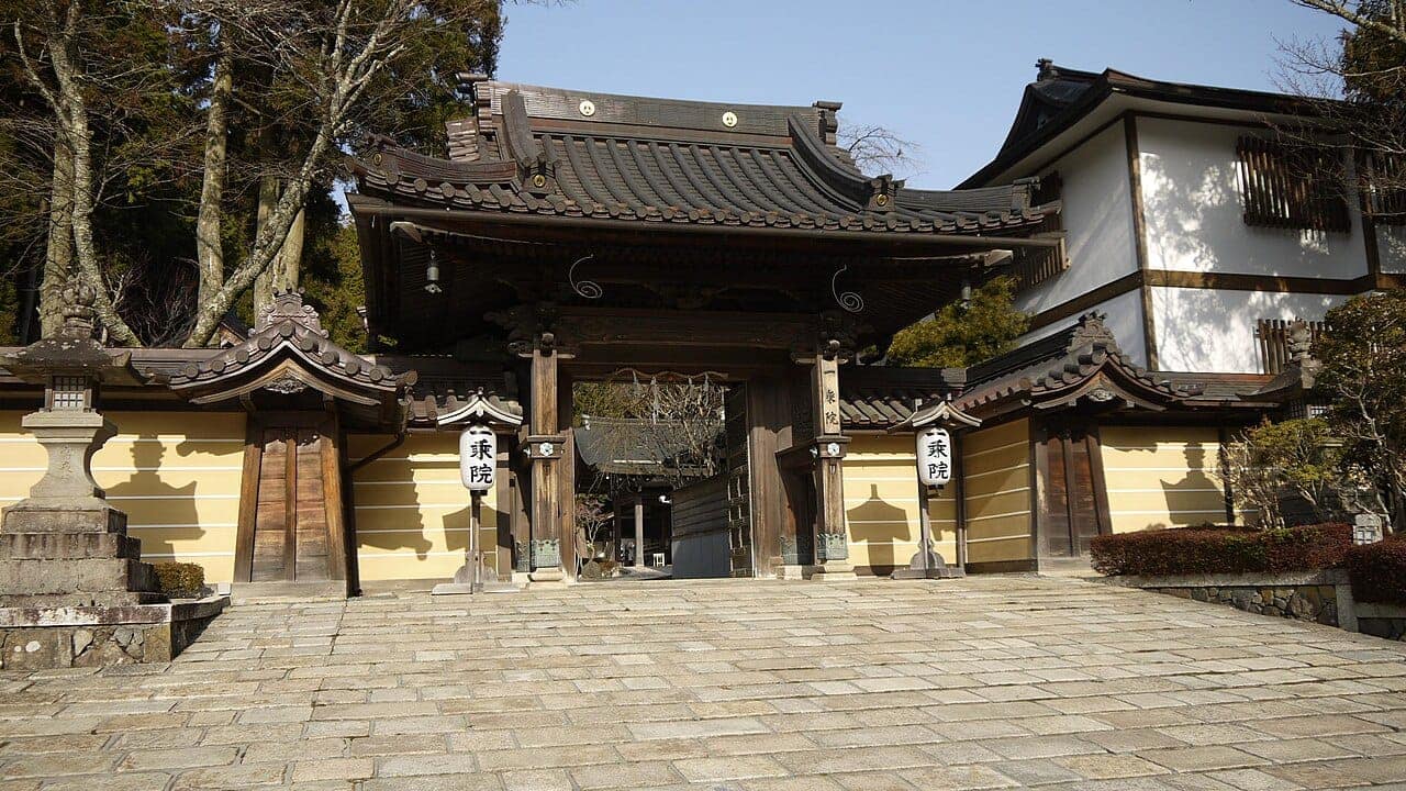 高野山一乘院寺院庭園與木造建築,提供宿坊住宿與精進料理