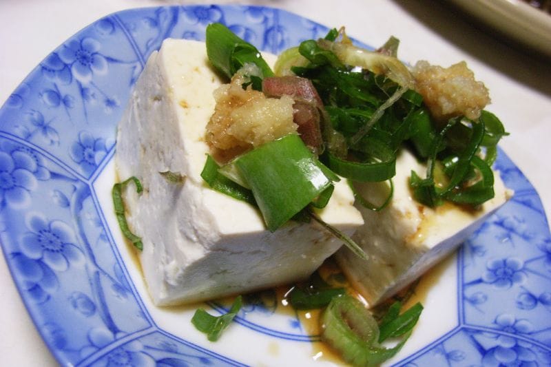 冷豆腐(冷奴)淋上柴魚片與蔥花,柴魚需請店家省略