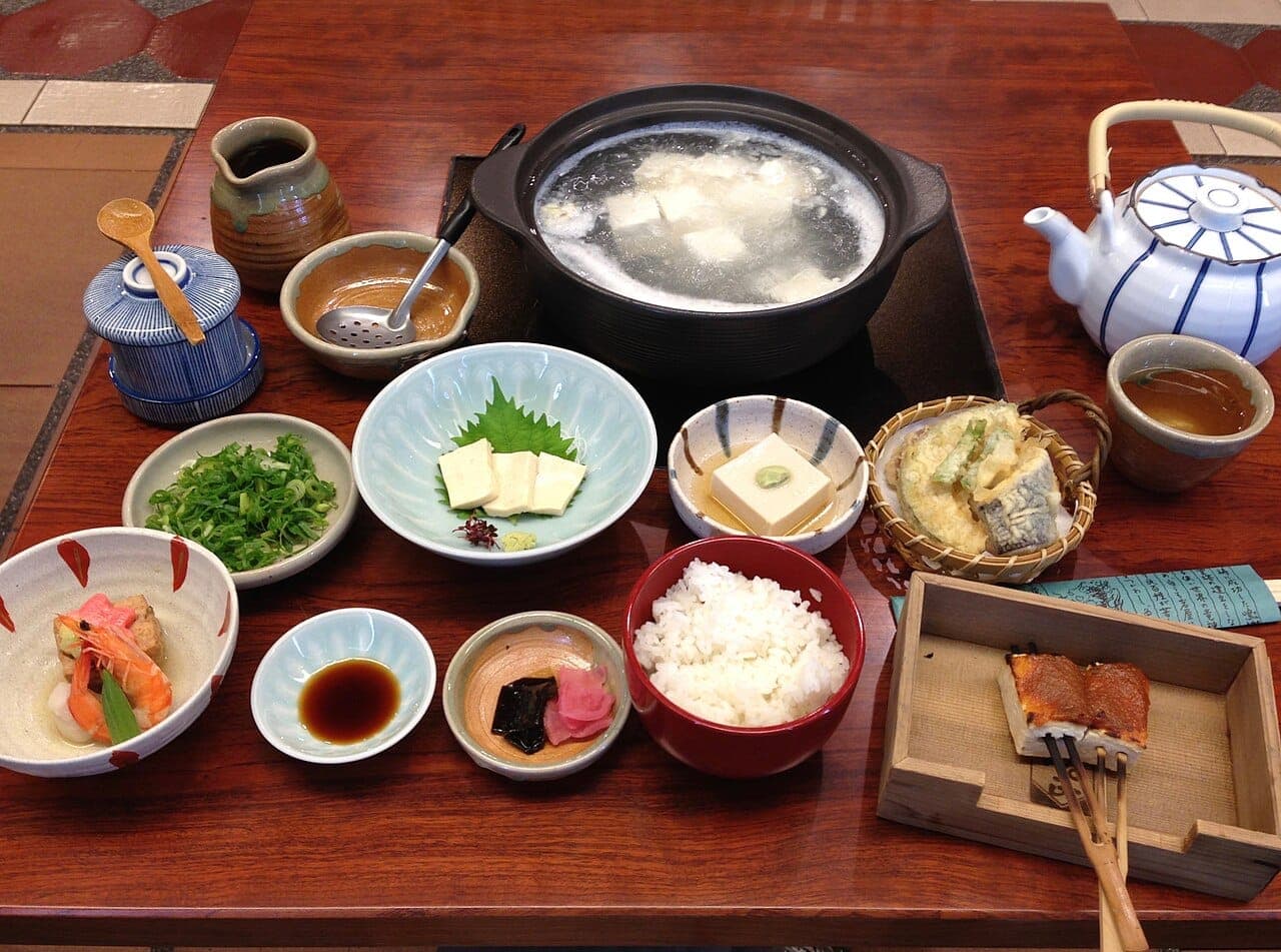 京都湯豆腐套餐,附沾醬與配菜,需確認沾醬高湯是否含柴魚
