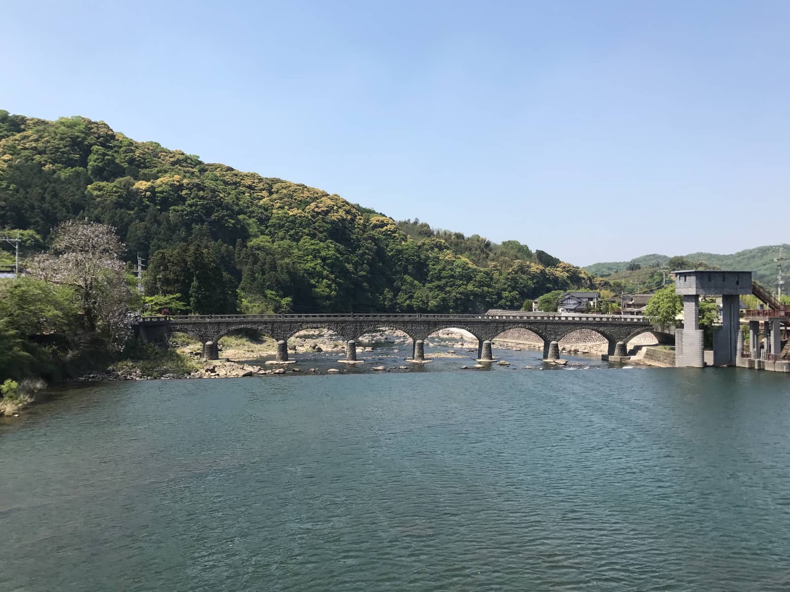 耶馬渓橋(オランダ橋)橫跨山國川的石造連拱橋全景,水面映出橋拱